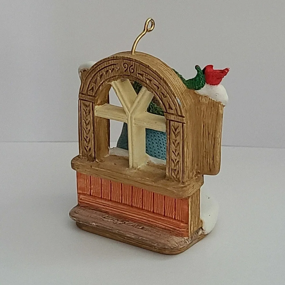 Hallmark Keepsake Ornament 1996 Tender Touches Bear Decorating Wreath Christmas‎